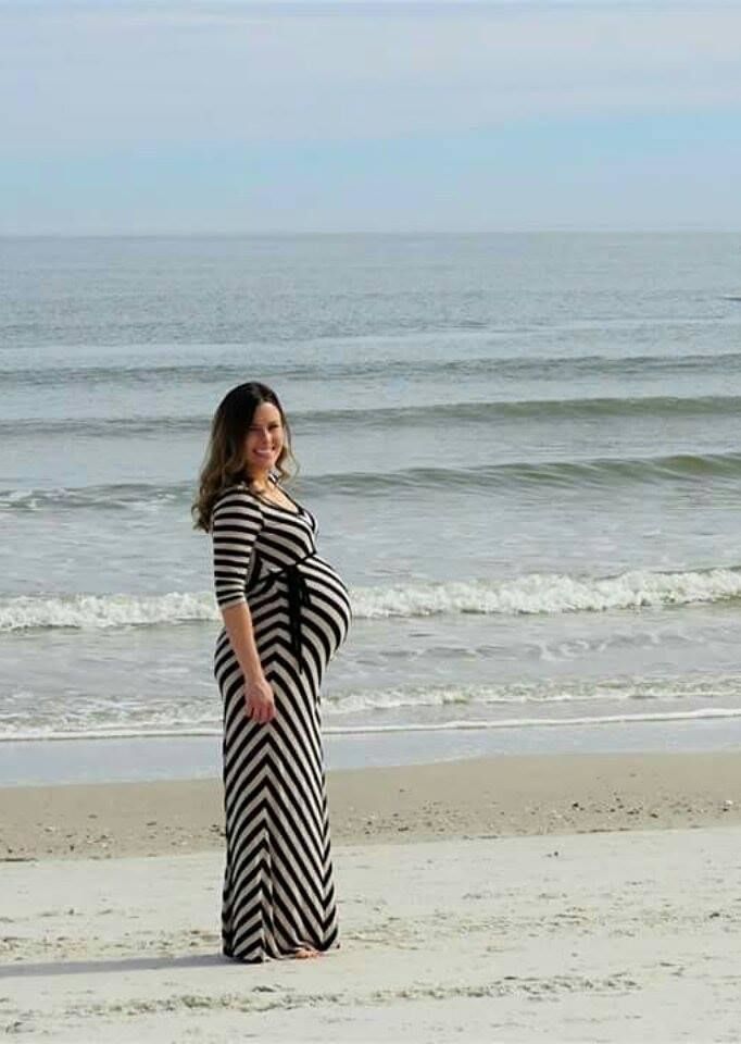 A Man Took a Picture of His Pregnant Wife and When He Got Home He Saw Incredible Details